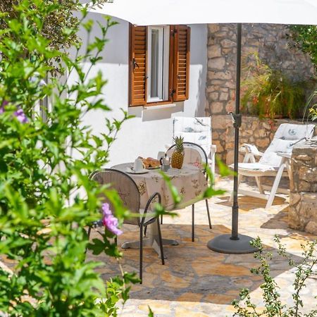 Apartments Jelena Supetar - Four Apartments - A Small House With A Private Yard - Two-Room Apartment With A Sea View - Studio Apartment - Two-Room Apartment With Garden View- Free Parking Esterno foto