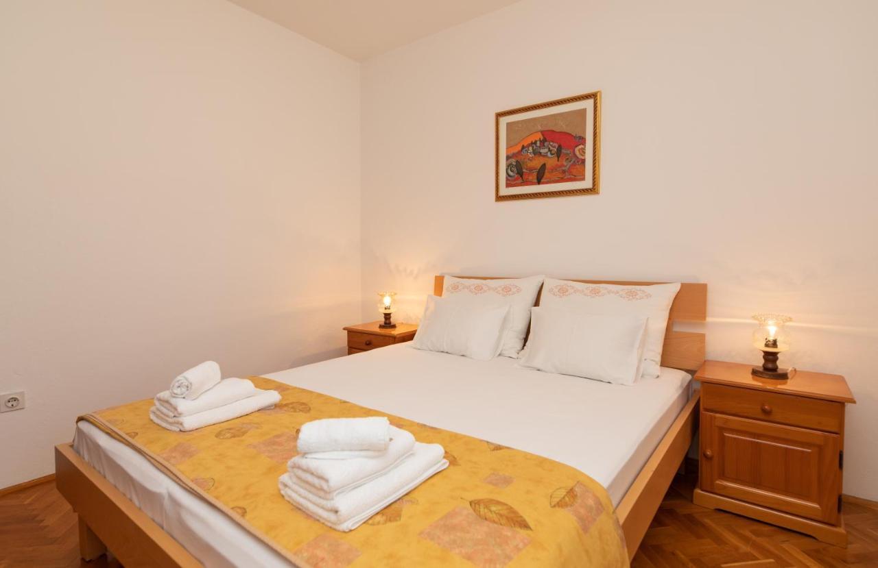 Apartments Jelena Supetar - Four Apartments - A Small House With A Private Yard - Two-Room Apartment With A Sea View - Studio Apartment - Two-Room Apartment With Garden View- Free Parking Esterno foto
