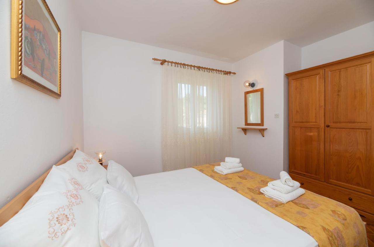 Apartments Jelena Supetar - Four Apartments - A Small House With A Private Yard - Two-Room Apartment With A Sea View - Studio Apartment - Two-Room Apartment With Garden View- Free Parking Esterno foto