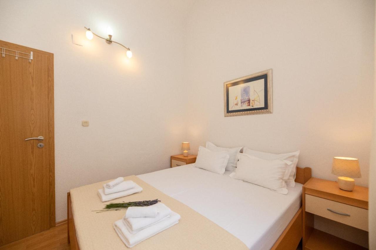 Apartments Jelena Supetar - Four Apartments - A Small House With A Private Yard - Two-Room Apartment With A Sea View - Studio Apartment - Two-Room Apartment With Garden View- Free Parking Esterno foto