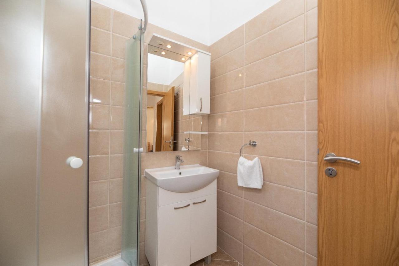 Apartments Jelena Supetar - Four Apartments - A Small House With A Private Yard - Two-Room Apartment With A Sea View - Studio Apartment - Two-Room Apartment With Garden View- Free Parking Esterno foto
