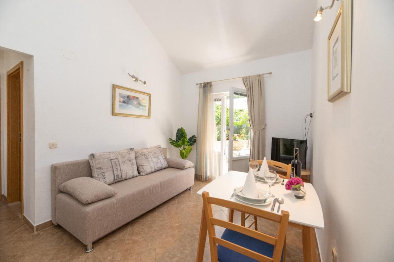 Apartments Jelena Supetar - Four Apartments - A Small House With A Private Yard - Two-Room Apartment With A Sea View - Studio Apartment - Two-Room Apartment With Garden View- Free Parking Esterno foto