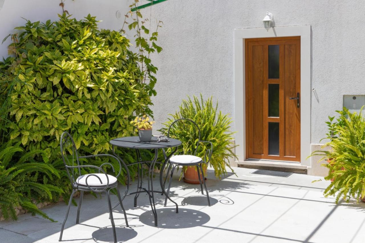 Apartments Jelena Supetar - Four Apartments - A Small House With A Private Yard - Two-Room Apartment With A Sea View - Studio Apartment - Two-Room Apartment With Garden View- Free Parking Esterno foto