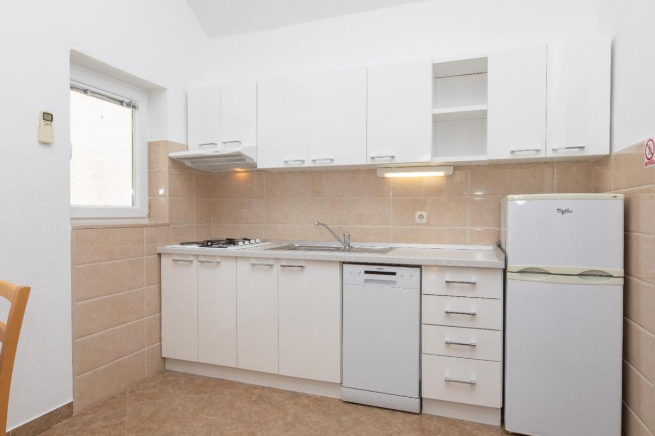 Apartments Jelena Supetar - Four Apartments - A Small House With A Private Yard - Two-Room Apartment With A Sea View - Studio Apartment - Two-Room Apartment With Garden View- Free Parking Esterno foto