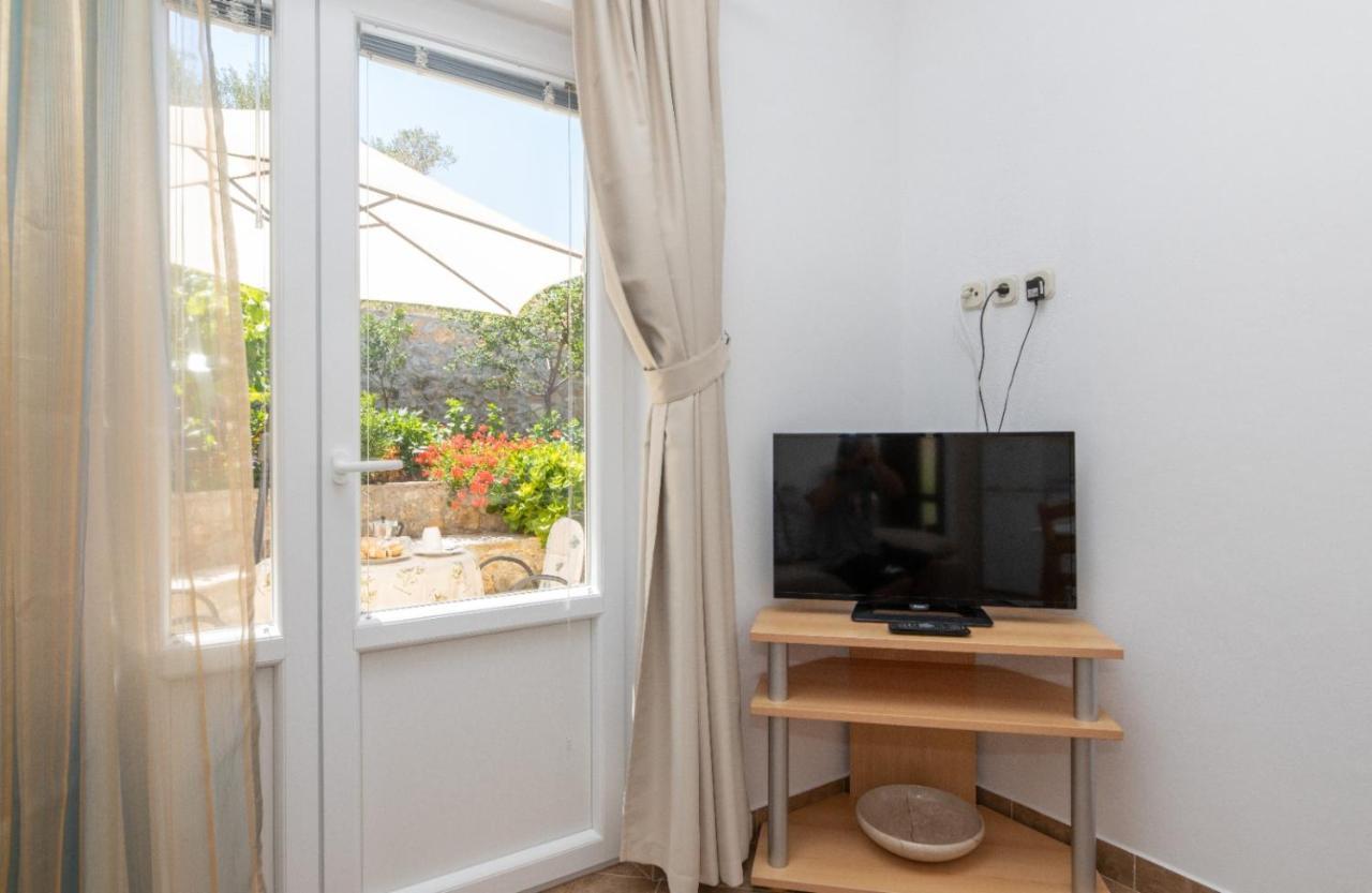 Apartments Jelena Supetar - Four Apartments - A Small House With A Private Yard - Two-Room Apartment With A Sea View - Studio Apartment - Two-Room Apartment With Garden View- Free Parking Esterno foto