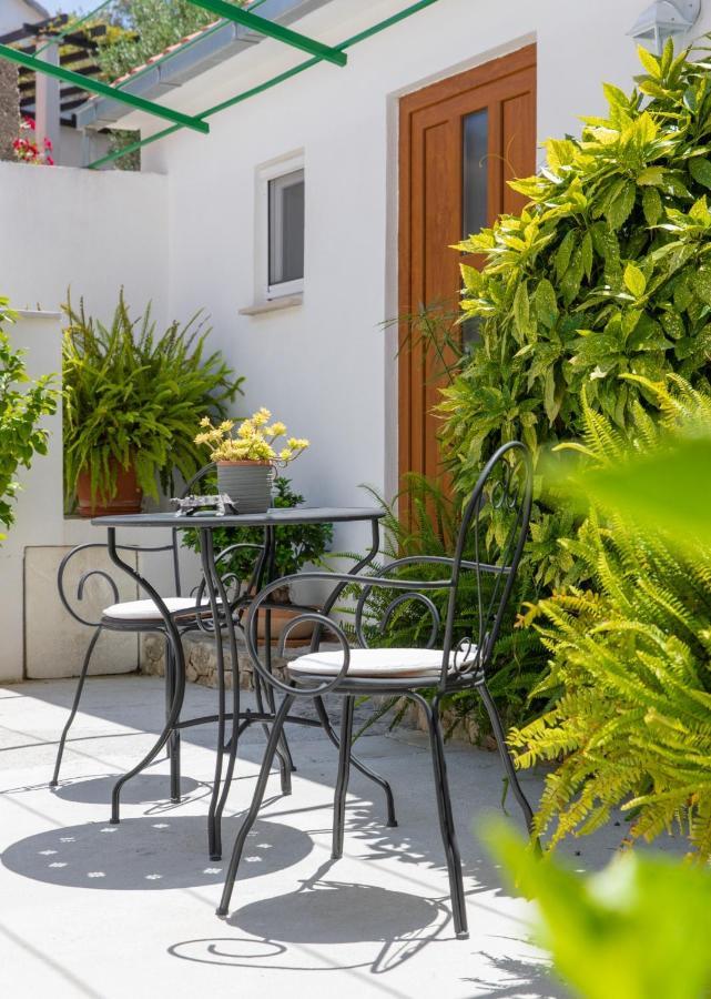 Apartments Jelena Supetar - Four Apartments - A Small House With A Private Yard - Two-Room Apartment With A Sea View - Studio Apartment - Two-Room Apartment With Garden View- Free Parking Esterno foto