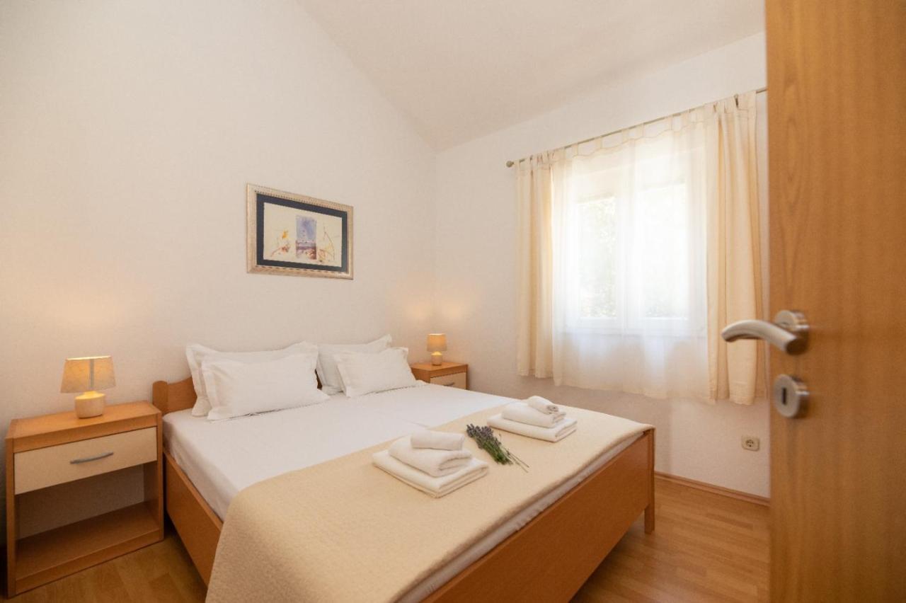 Apartments Jelena Supetar - Four Apartments - A Small House With A Private Yard - Two-Room Apartment With A Sea View - Studio Apartment - Two-Room Apartment With Garden View- Free Parking Esterno foto
