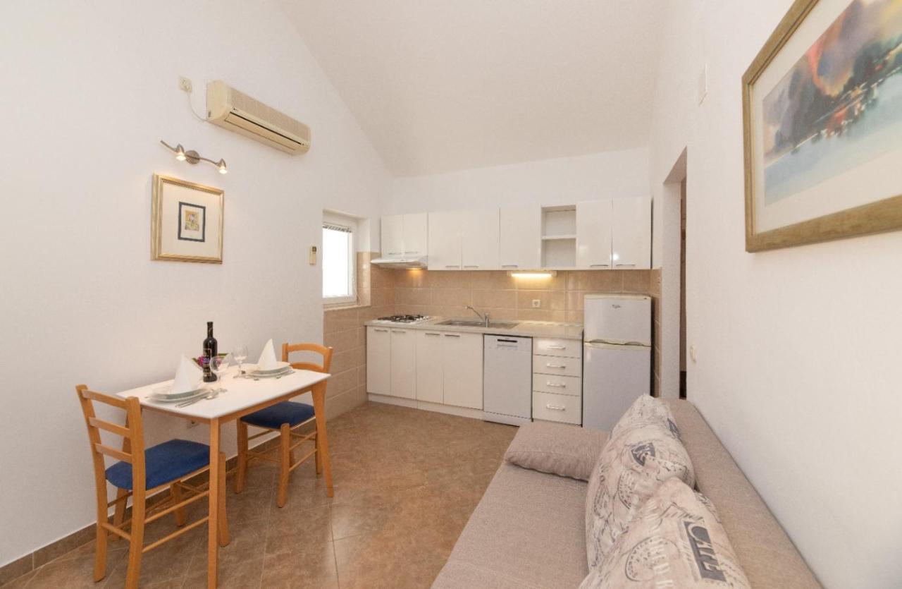Apartments Jelena Supetar - Four Apartments - A Small House With A Private Yard - Two-Room Apartment With A Sea View - Studio Apartment - Two-Room Apartment With Garden View- Free Parking Esterno foto