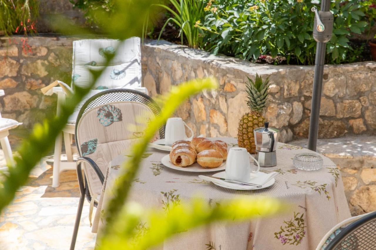 Apartments Jelena Supetar - Four Apartments - A Small House With A Private Yard - Two-Room Apartment With A Sea View - Studio Apartment - Two-Room Apartment With Garden View- Free Parking Esterno foto