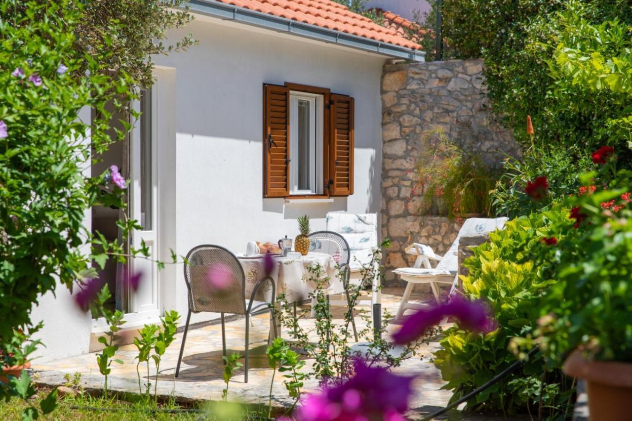 Apartments Jelena Supetar - Four Apartments - A Small House With A Private Yard - Two-Room Apartment With A Sea View - Studio Apartment - Two-Room Apartment With Garden View- Free Parking Esterno foto