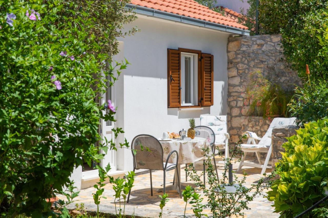 Apartments Jelena Supetar - Four Apartments - A Small House With A Private Yard - Two-Room Apartment With A Sea View - Studio Apartment - Two-Room Apartment With Garden View- Free Parking Esterno foto