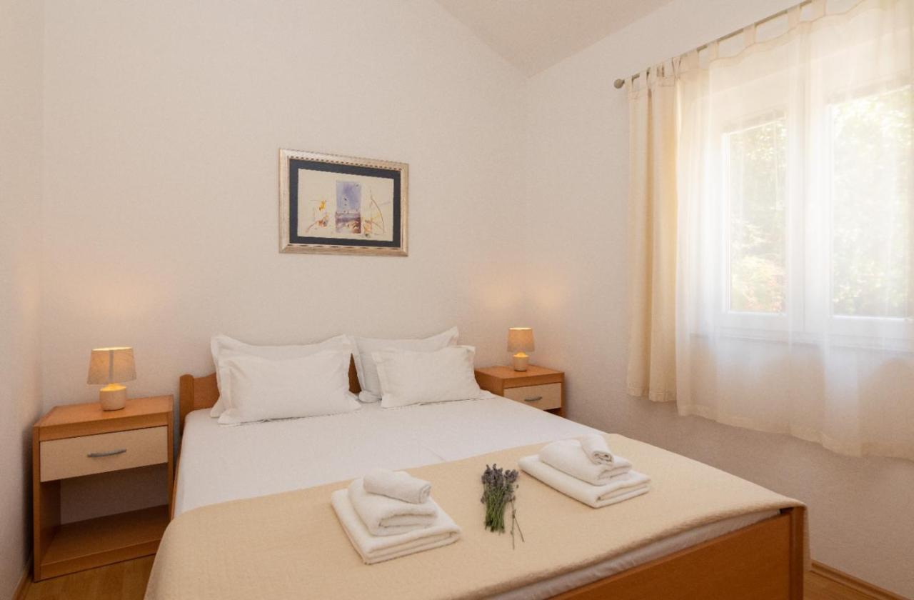 Apartments Jelena Supetar - Four Apartments - A Small House With A Private Yard - Two-Room Apartment With A Sea View - Studio Apartment - Two-Room Apartment With Garden View- Free Parking Esterno foto