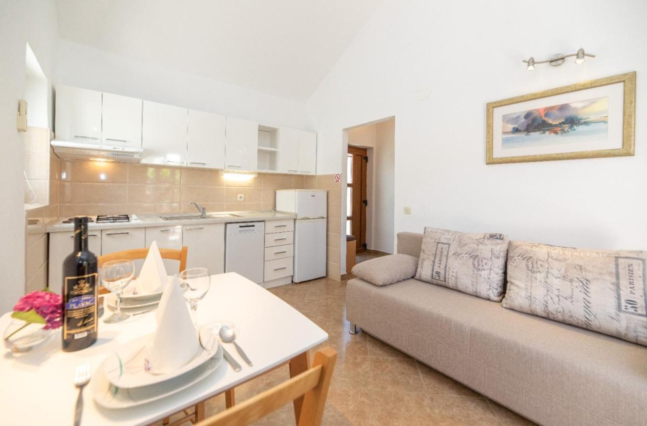 Apartments Jelena Supetar - Four Apartments - A Small House With A Private Yard - Two-Room Apartment With A Sea View - Studio Apartment - Two-Room Apartment With Garden View- Free Parking Esterno foto