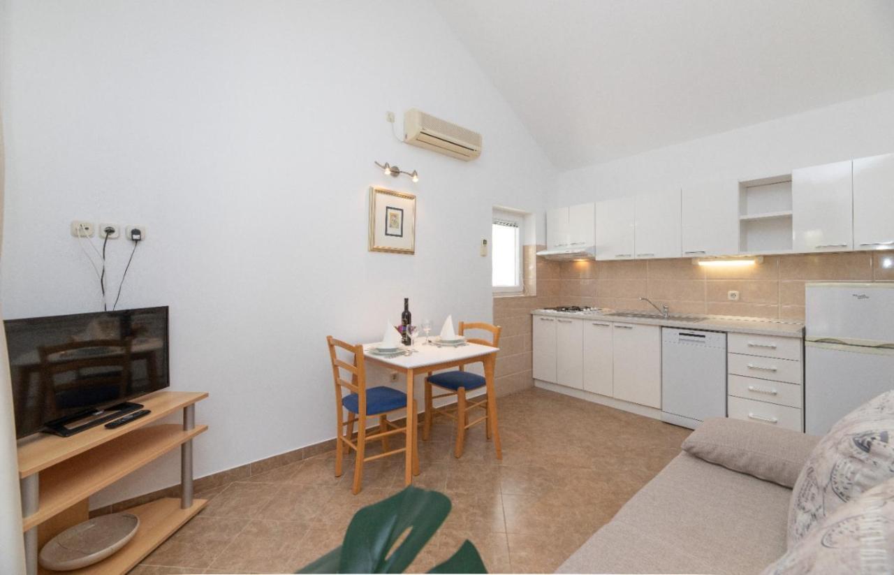 Apartments Jelena Supetar - Four Apartments - A Small House With A Private Yard - Two-Room Apartment With A Sea View - Studio Apartment - Two-Room Apartment With Garden View- Free Parking Esterno foto