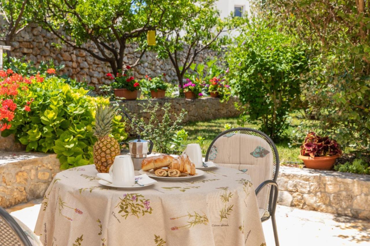 Apartments Jelena Supetar - Four Apartments - A Small House With A Private Yard - Two-Room Apartment With A Sea View - Studio Apartment - Two-Room Apartment With Garden View- Free Parking Esterno foto