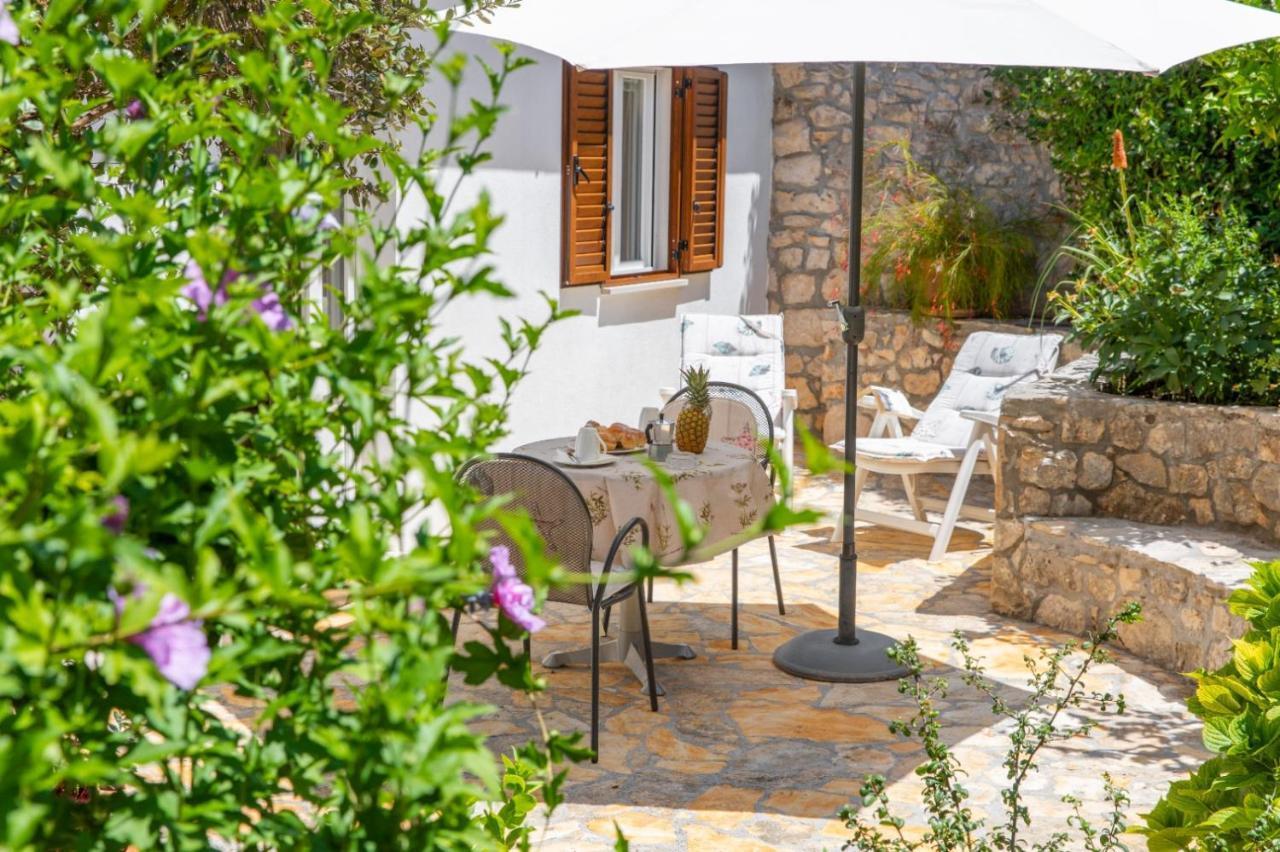 Apartments Jelena Supetar - Four Apartments - A Small House With A Private Yard - Two-Room Apartment With A Sea View - Studio Apartment - Two-Room Apartment With Garden View- Free Parking Esterno foto