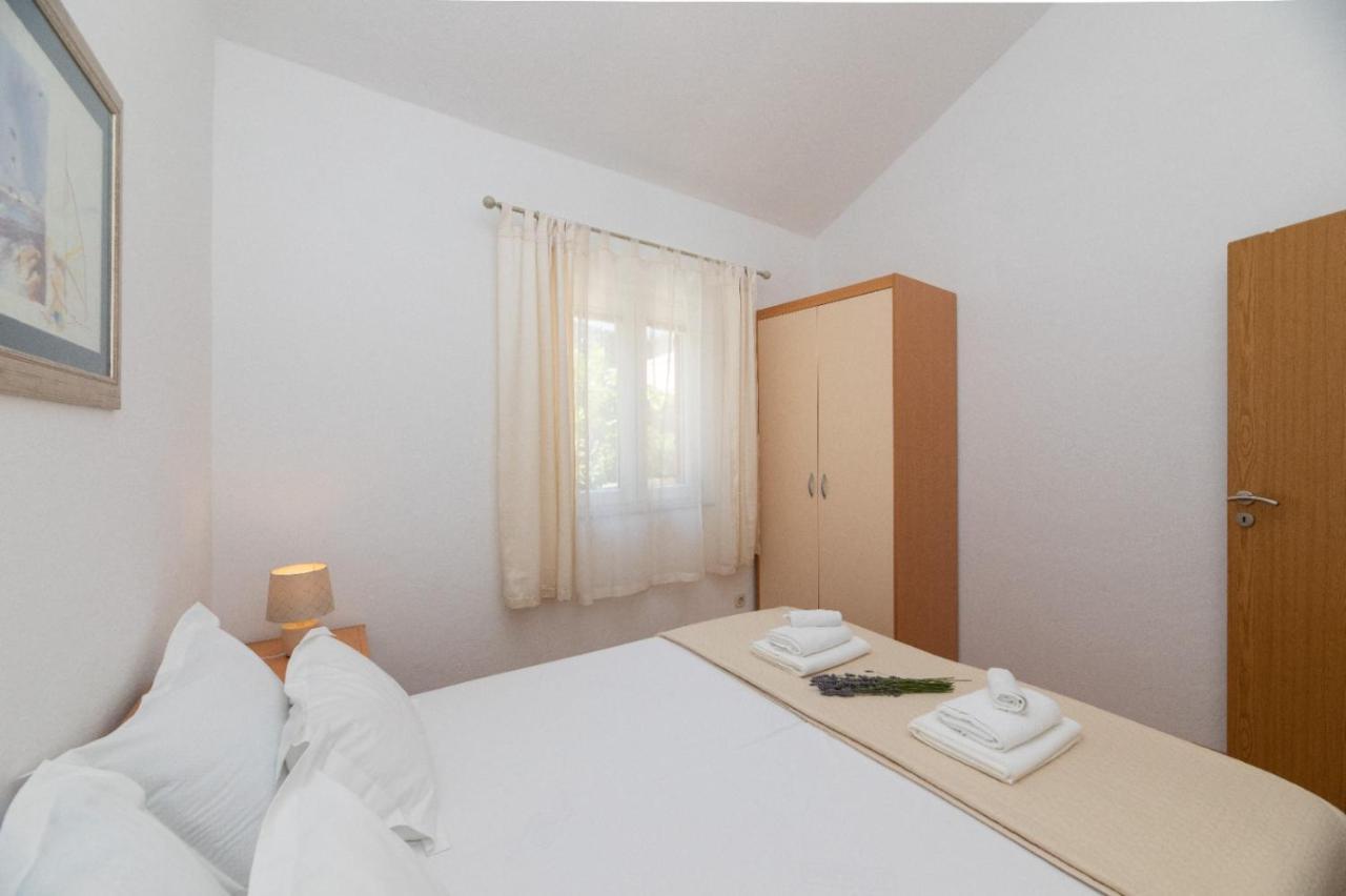 Apartments Jelena Supetar - Four Apartments - A Small House With A Private Yard - Two-Room Apartment With A Sea View - Studio Apartment - Two-Room Apartment With Garden View- Free Parking Esterno foto
