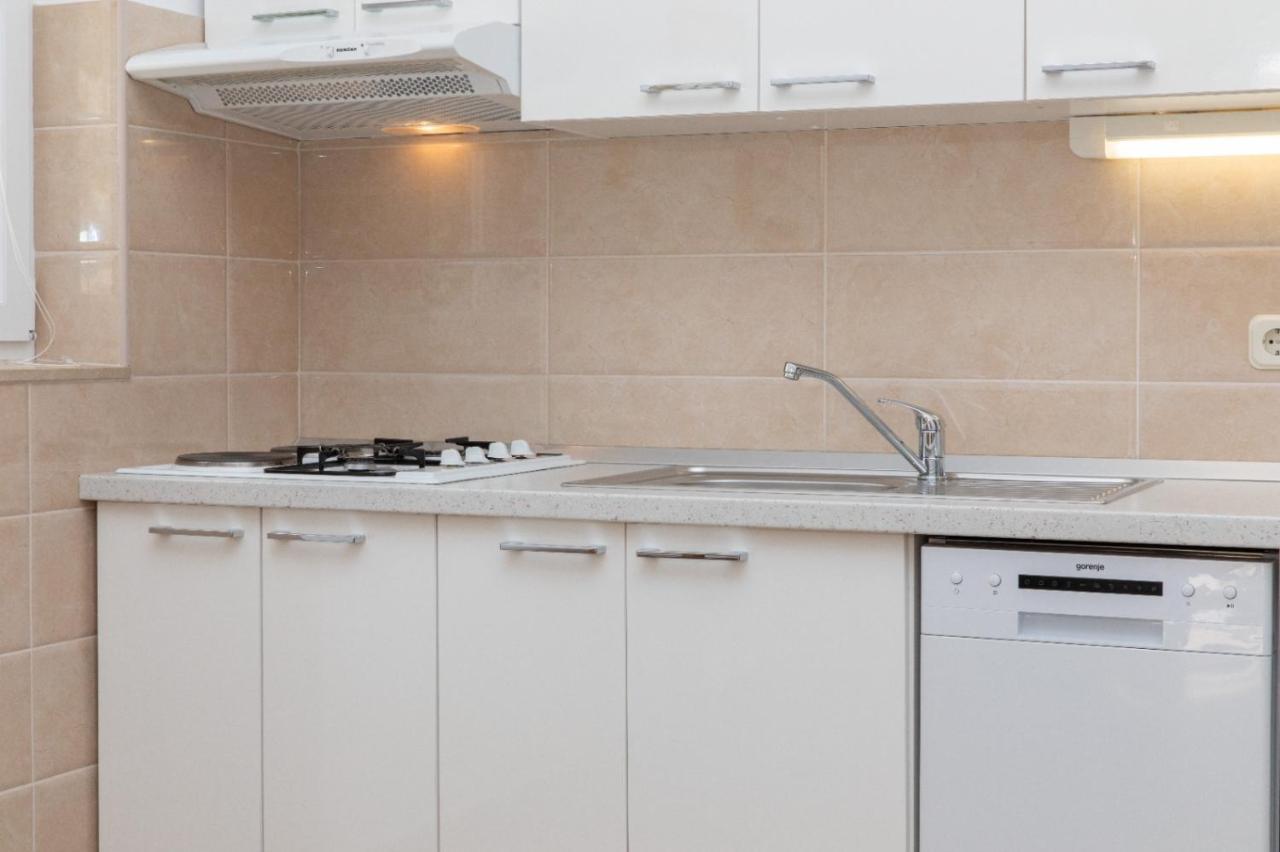 Apartments Jelena Supetar - Four Apartments - A Small House With A Private Yard - Two-Room Apartment With A Sea View - Studio Apartment - Two-Room Apartment With Garden View- Free Parking Esterno foto