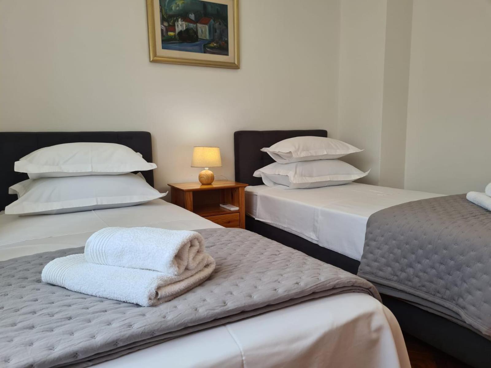 Apartments Jelena Supetar - Four Apartments - A Small House With A Private Yard - Two-Room Apartment With A Sea View - Studio Apartment - Two-Room Apartment With Garden View- Free Parking Esterno foto