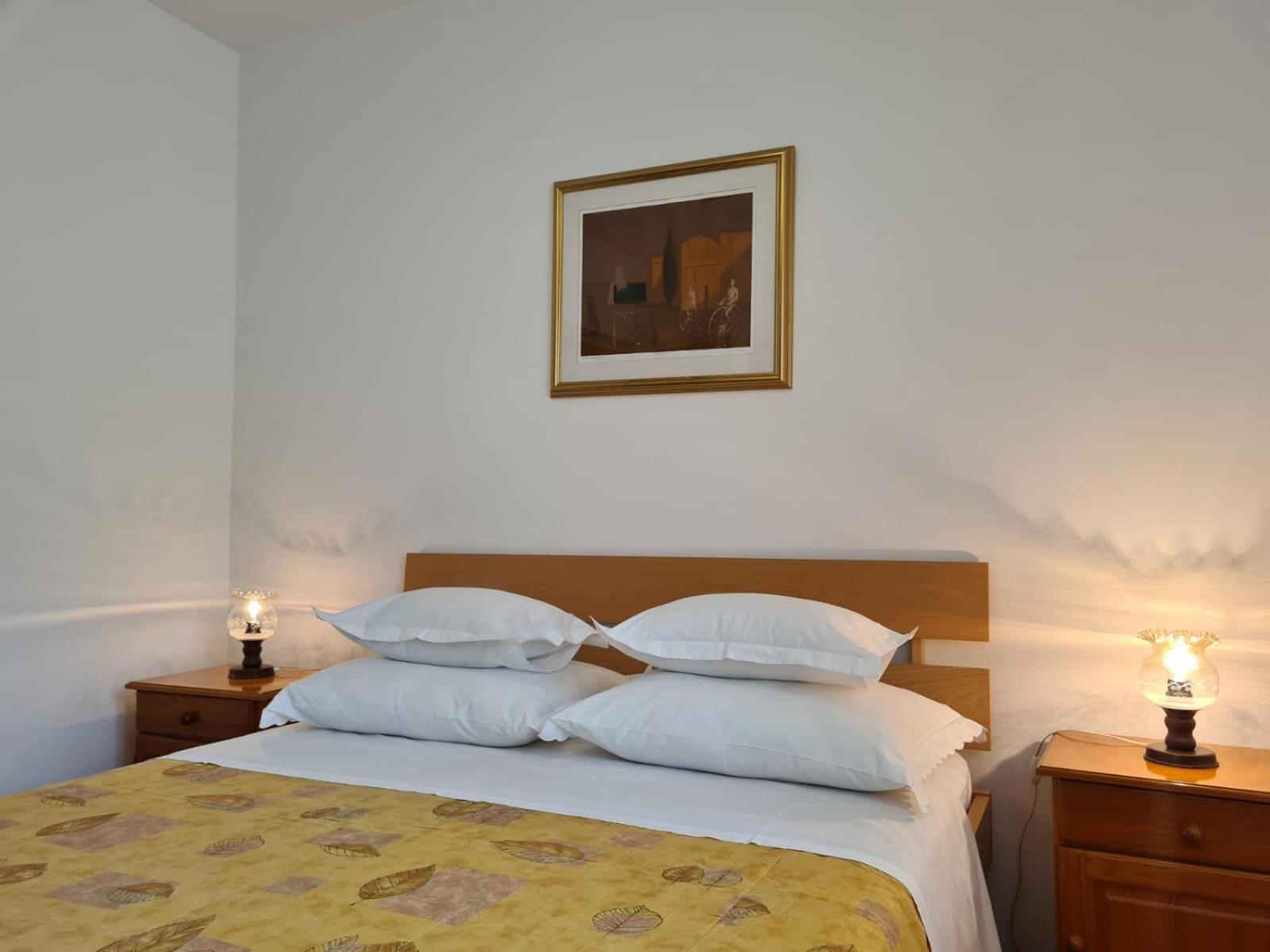 Apartments Jelena Supetar - Four Apartments - A Small House With A Private Yard - Two-Room Apartment With A Sea View - Studio Apartment - Two-Room Apartment With Garden View- Free Parking Esterno foto