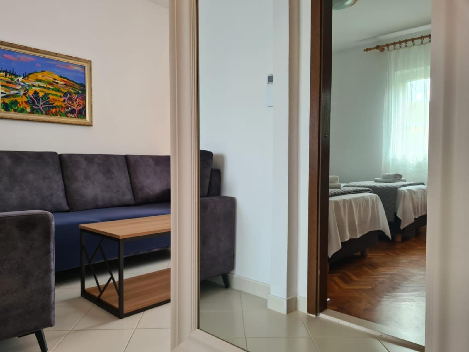 Apartments Jelena Supetar - Four Apartments - A Small House With A Private Yard - Two-Room Apartment With A Sea View - Studio Apartment - Two-Room Apartment With Garden View- Free Parking Esterno foto