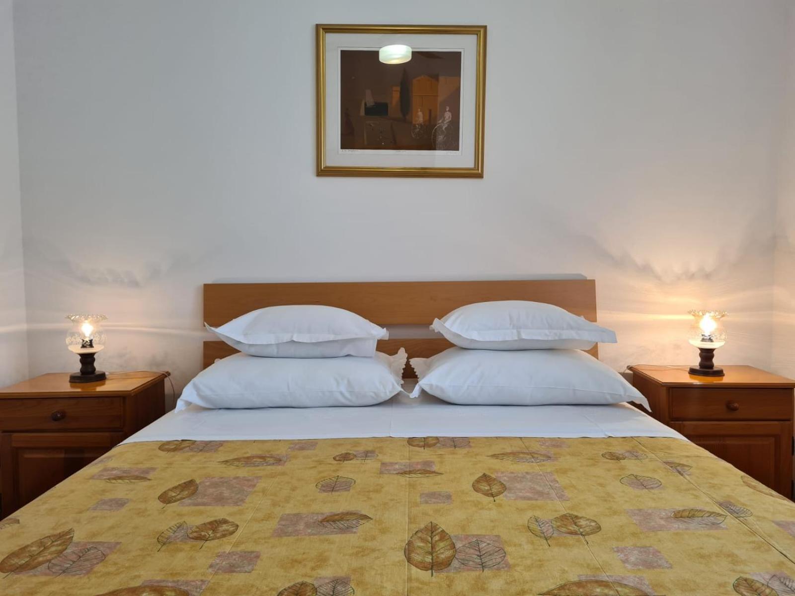 Apartments Jelena Supetar - Four Apartments - A Small House With A Private Yard - Two-Room Apartment With A Sea View - Studio Apartment - Two-Room Apartment With Garden View- Free Parking Esterno foto