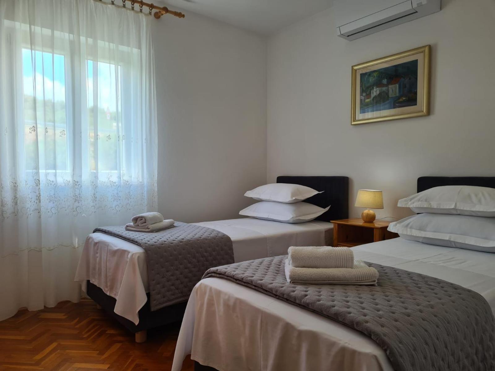 Apartments Jelena Supetar - Four Apartments - A Small House With A Private Yard - Two-Room Apartment With A Sea View - Studio Apartment - Two-Room Apartment With Garden View- Free Parking Esterno foto