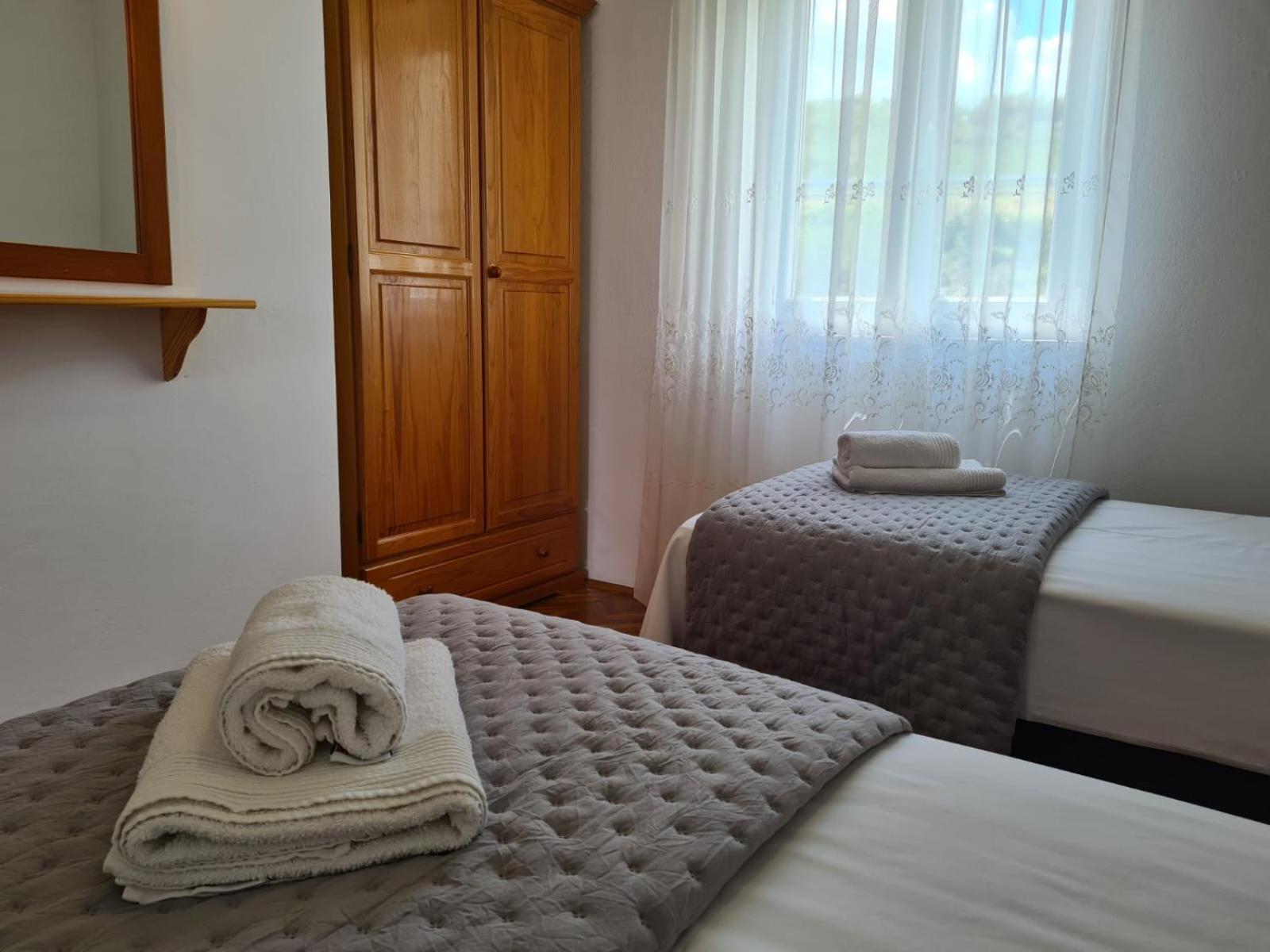 Apartments Jelena Supetar - Four Apartments - A Small House With A Private Yard - Two-Room Apartment With A Sea View - Studio Apartment - Two-Room Apartment With Garden View- Free Parking Esterno foto