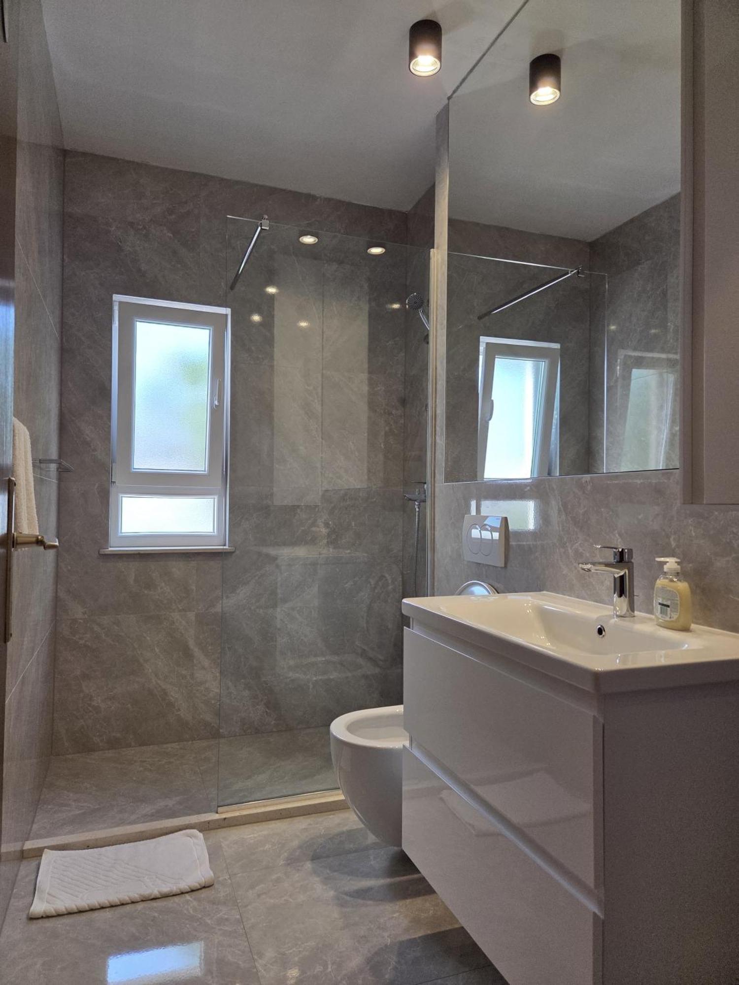Apartments Jelena Supetar - Four Apartments - A Small House With A Private Yard - Two-Room Apartment With A Sea View - Studio Apartment - Two-Room Apartment With Garden View- Free Parking Esterno foto