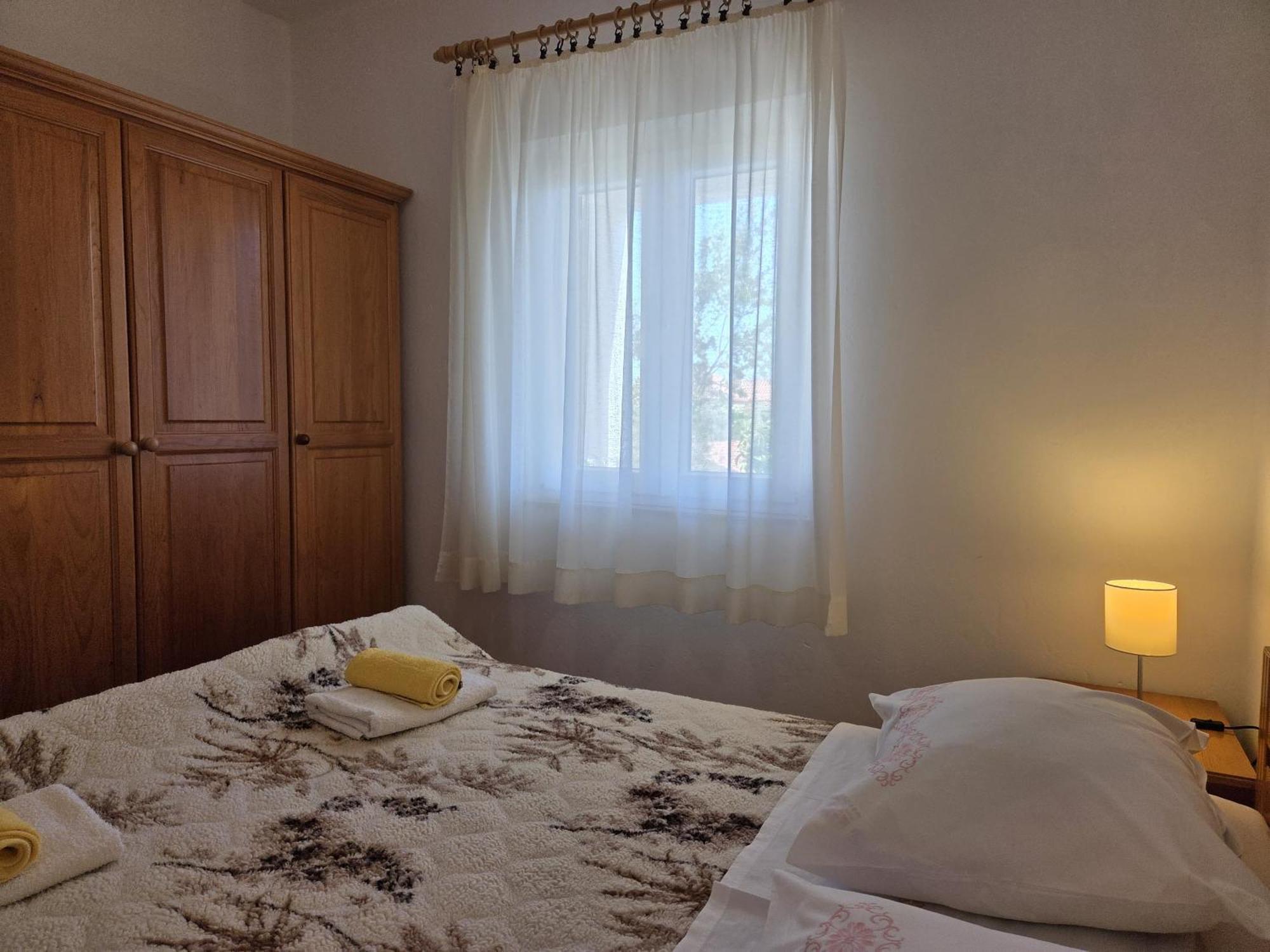 Apartments Jelena Supetar - Four Apartments - A Small House With A Private Yard - Two-Room Apartment With A Sea View - Studio Apartment - Two-Room Apartment With Garden View- Free Parking Esterno foto