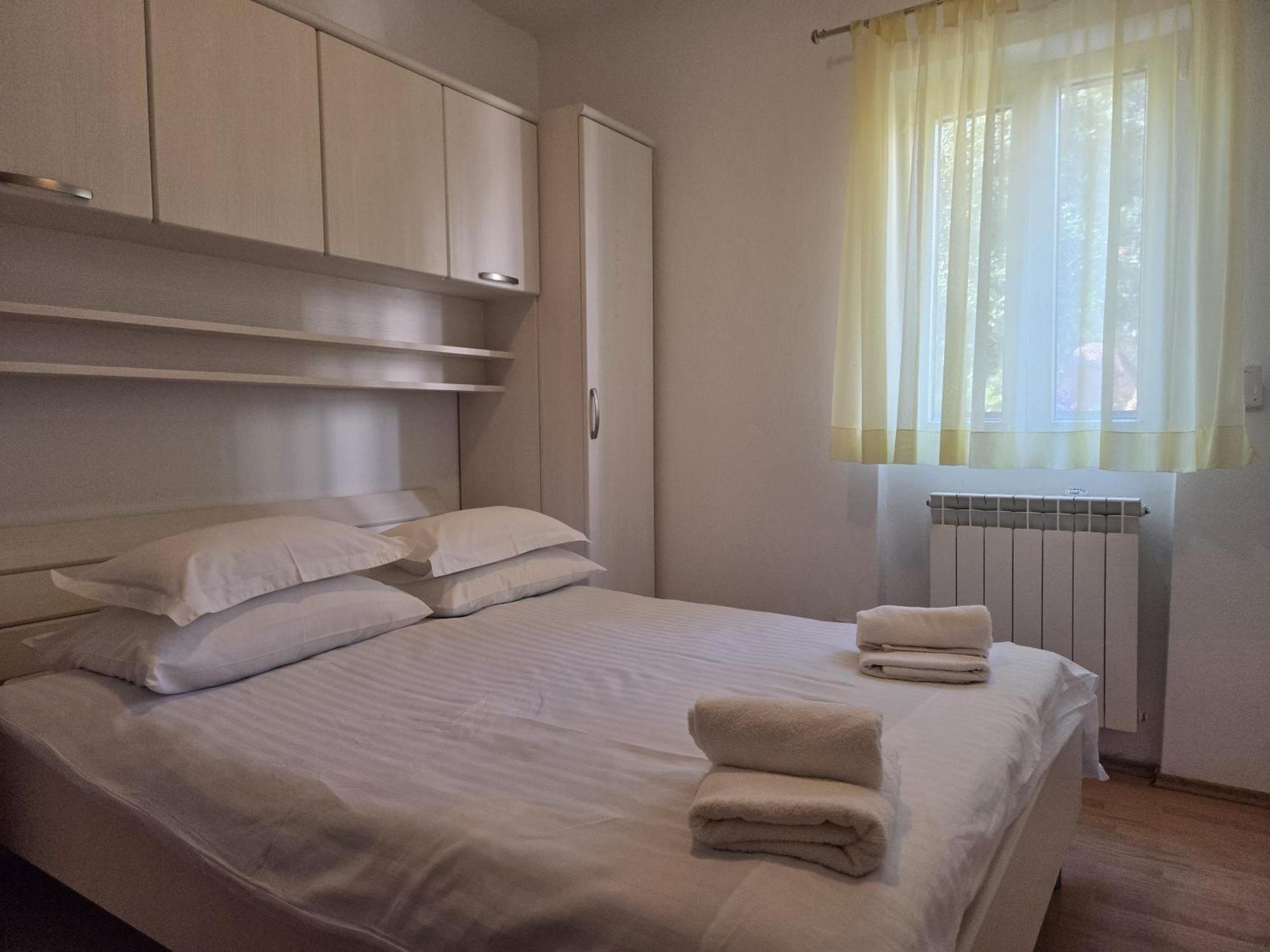 Apartments Jelena Supetar - Four Apartments - A Small House With A Private Yard - Two-Room Apartment With A Sea View - Studio Apartment - Two-Room Apartment With Garden View- Free Parking Esterno foto