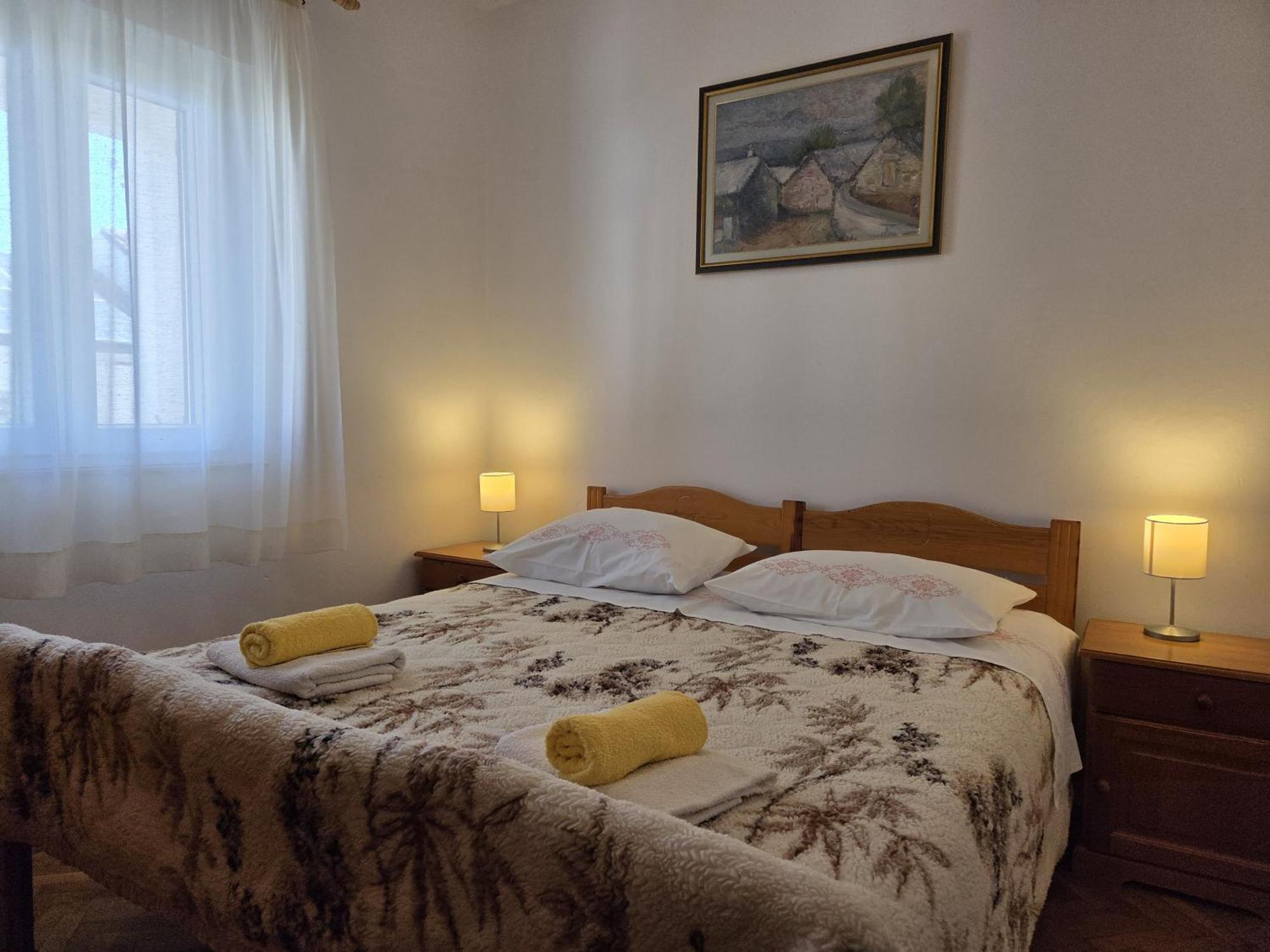 Apartments Jelena Supetar - Four Apartments - A Small House With A Private Yard - Two-Room Apartment With A Sea View - Studio Apartment - Two-Room Apartment With Garden View- Free Parking Esterno foto