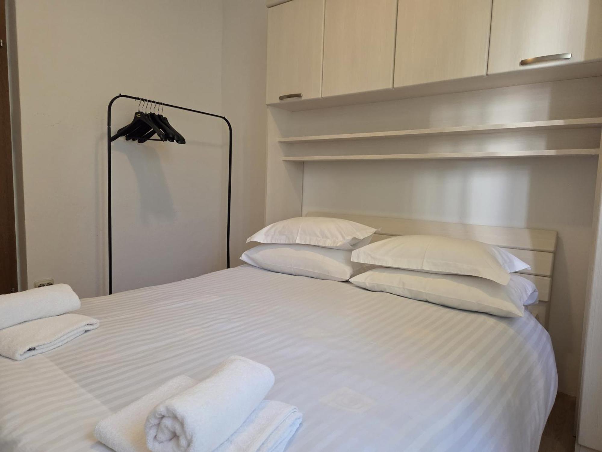 Apartments Jelena Supetar - Four Apartments - A Small House With A Private Yard - Two-Room Apartment With A Sea View - Studio Apartment - Two-Room Apartment With Garden View- Free Parking Esterno foto
