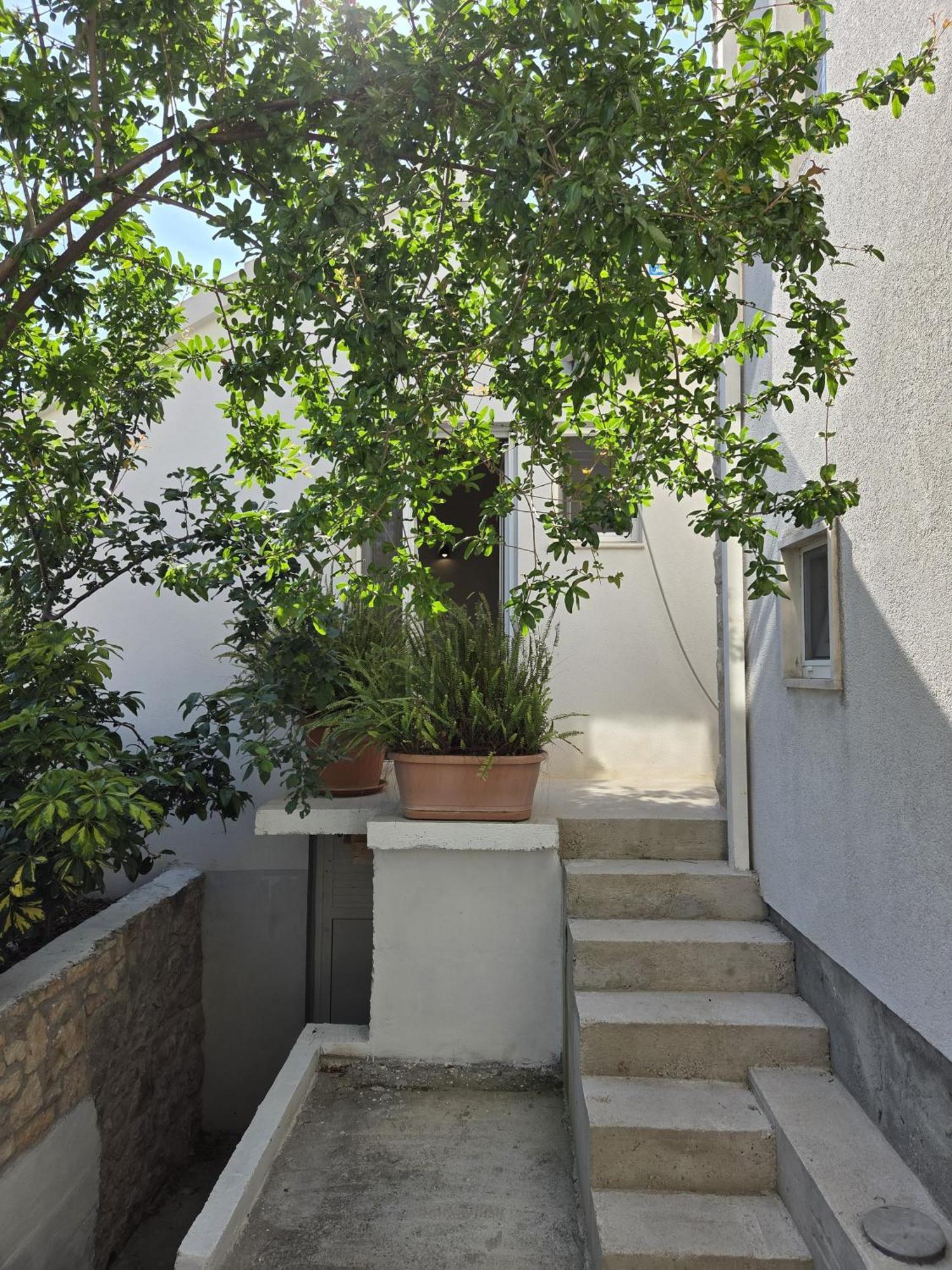 Apartments Jelena Supetar - Four Apartments - A Small House With A Private Yard - Two-Room Apartment With A Sea View - Studio Apartment - Two-Room Apartment With Garden View- Free Parking Esterno foto
