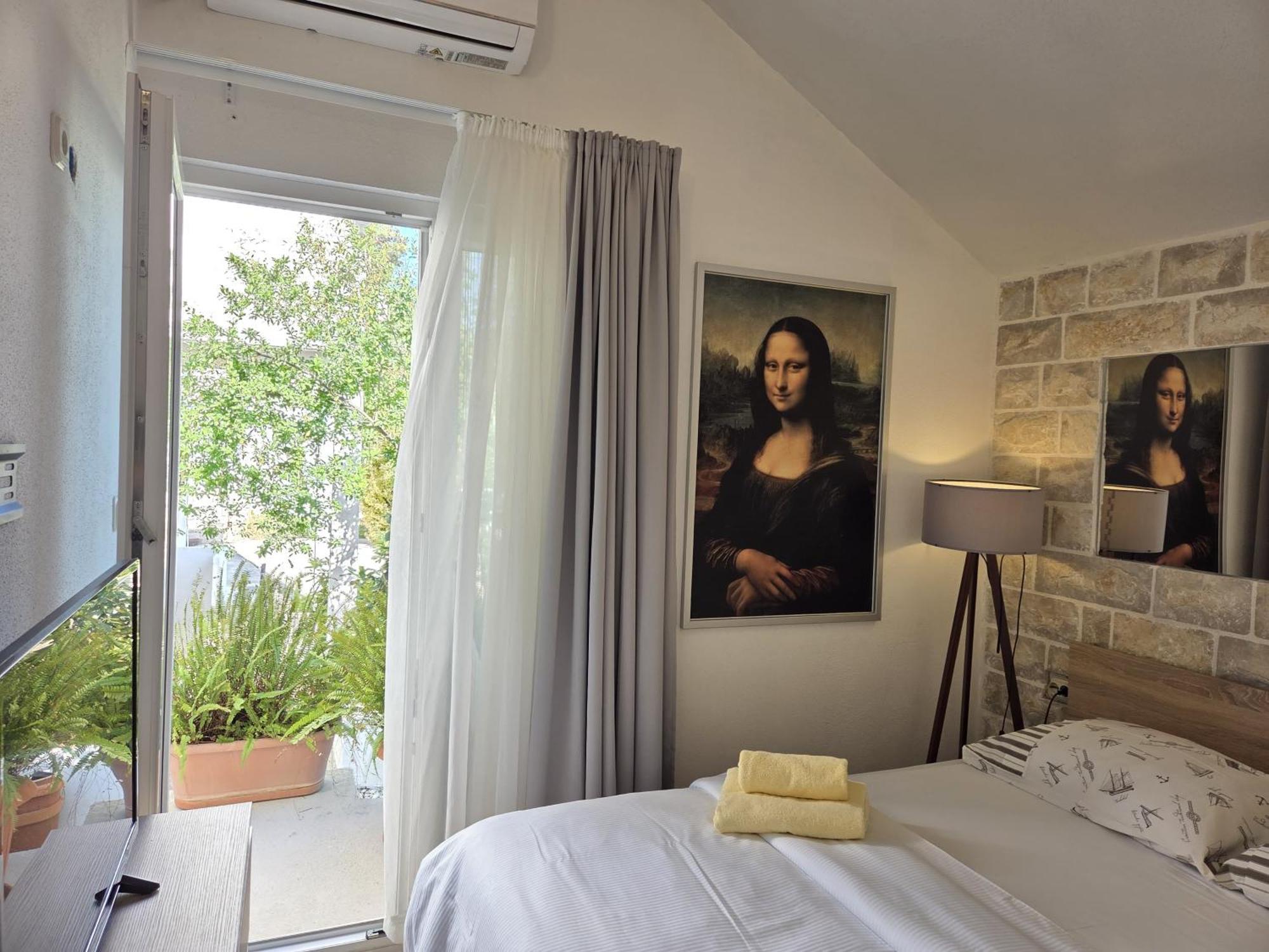 Apartments Jelena Supetar - Four Apartments - A Small House With A Private Yard - Two-Room Apartment With A Sea View - Studio Apartment - Two-Room Apartment With Garden View- Free Parking Esterno foto
