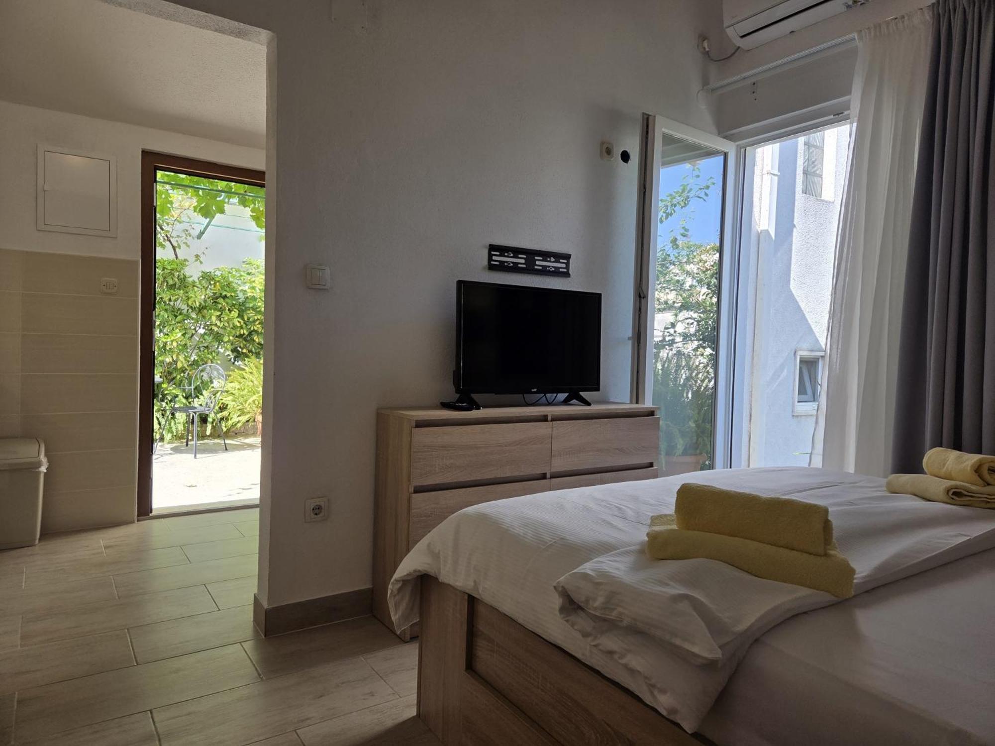 Apartments Jelena Supetar - Four Apartments - A Small House With A Private Yard - Two-Room Apartment With A Sea View - Studio Apartment - Two-Room Apartment With Garden View- Free Parking Esterno foto