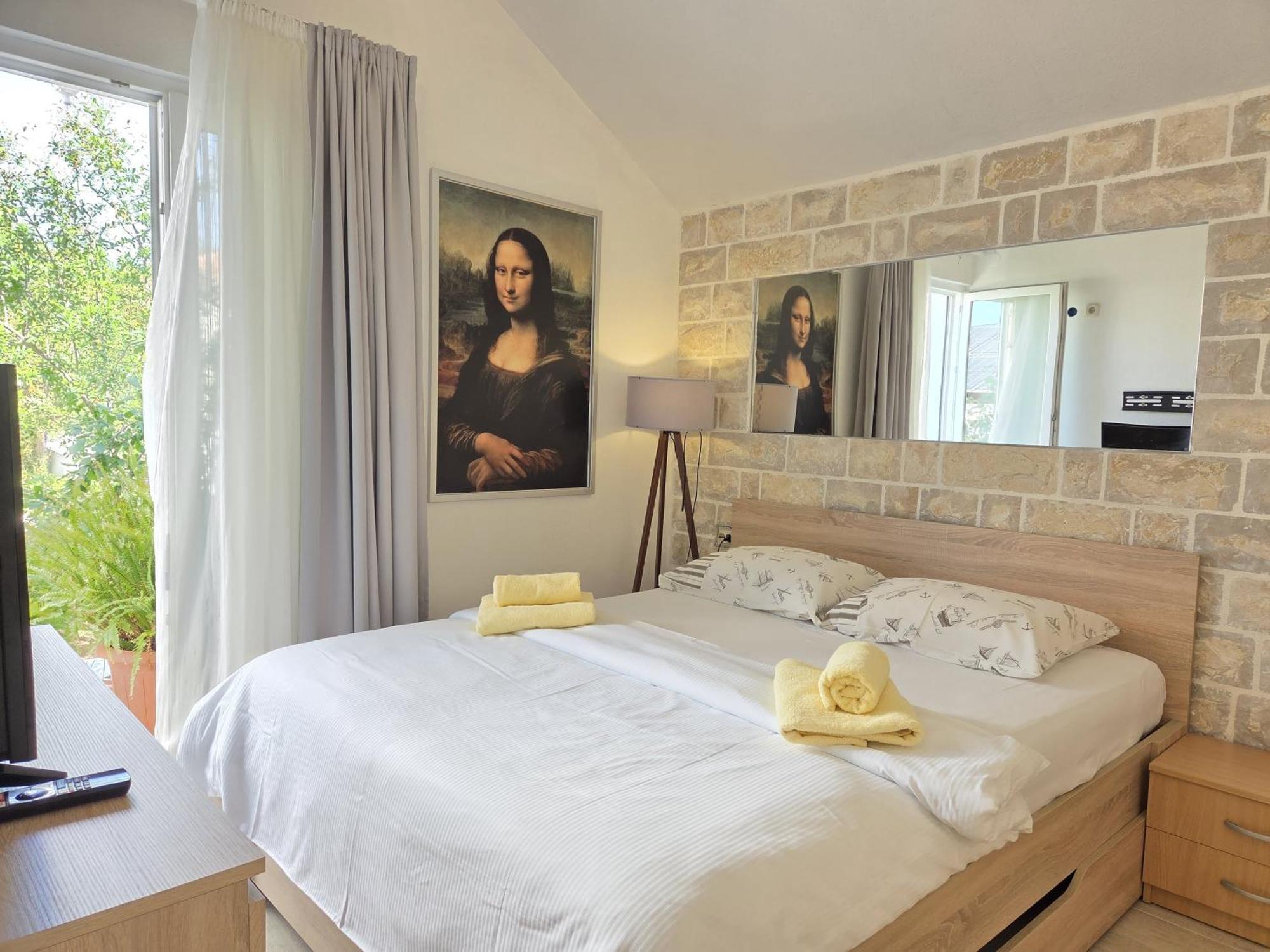 Apartments Jelena Supetar - Four Apartments - A Small House With A Private Yard - Two-Room Apartment With A Sea View - Studio Apartment - Two-Room Apartment With Garden View- Free Parking Esterno foto