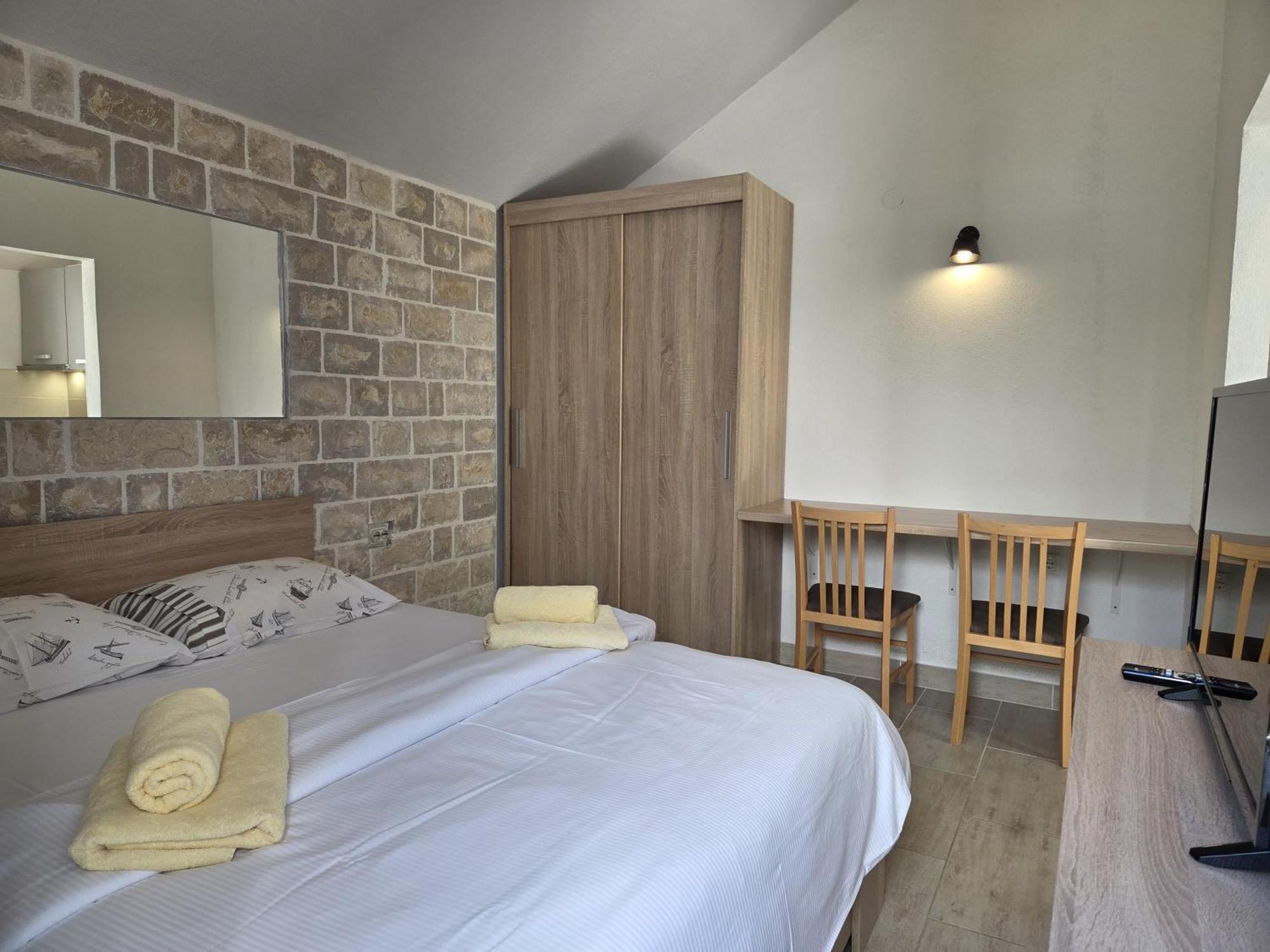 Apartments Jelena Supetar - Four Apartments - A Small House With A Private Yard - Two-Room Apartment With A Sea View - Studio Apartment - Two-Room Apartment With Garden View- Free Parking Esterno foto